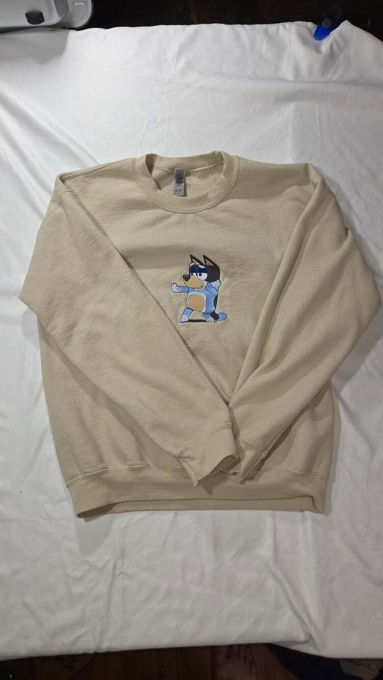 Gildan Heavy Blend Sweatshirt Size M Bluey Embroidered Beige Crewneck